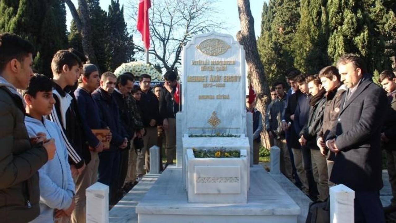 Mehmet Akif Ersoy kabri başında anıldı