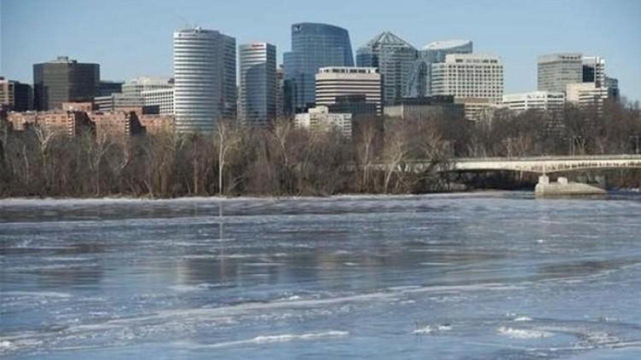 Amerikalılar nehrin &uuml;zerinde buz pateni yaptı