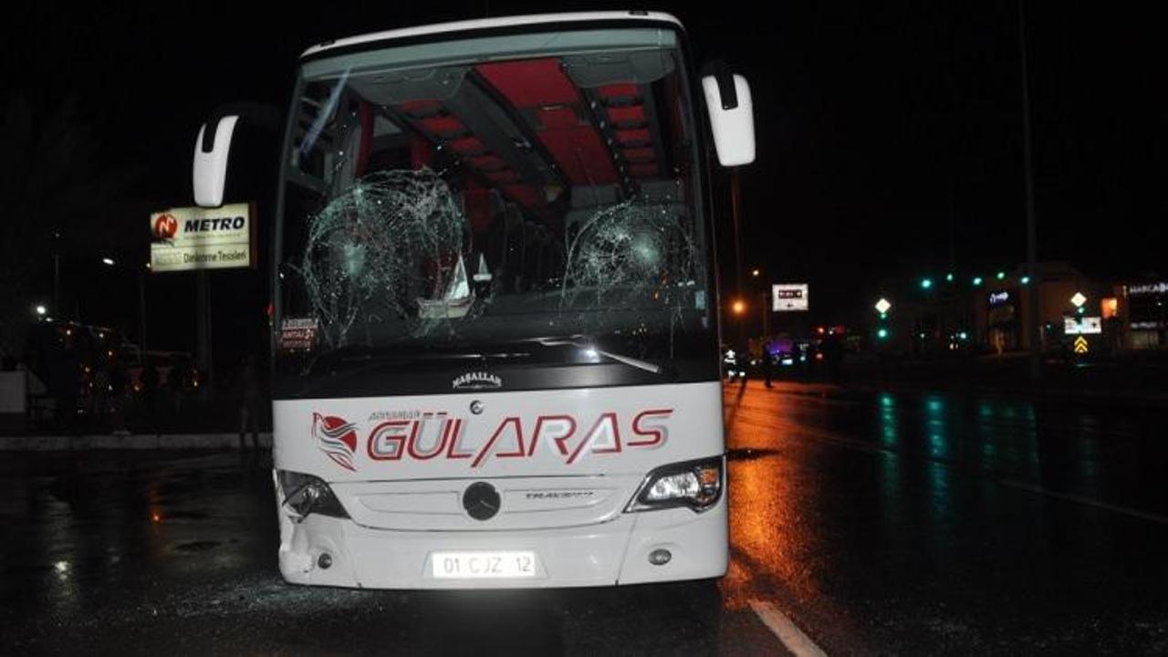 Antalya'da yolcu otobüsü ile minibüs çarpıştı: 1 ölü