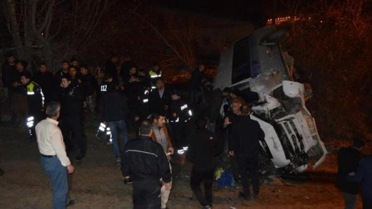 Hakkari’de yolcu minibüsü devrildi: 1 ölü 4 yaralı