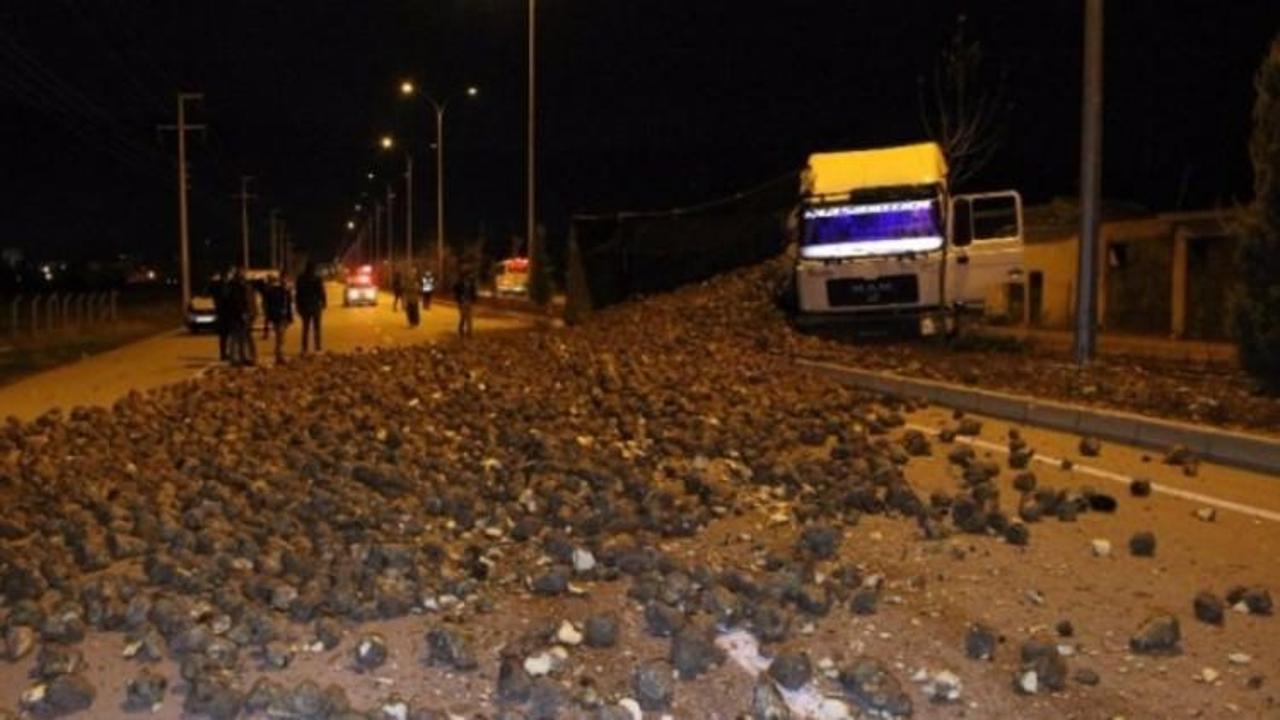 Kaza yapan tır sahibi h&uuml;ng&uuml;r h&uuml;ng&uuml;r ağladı!