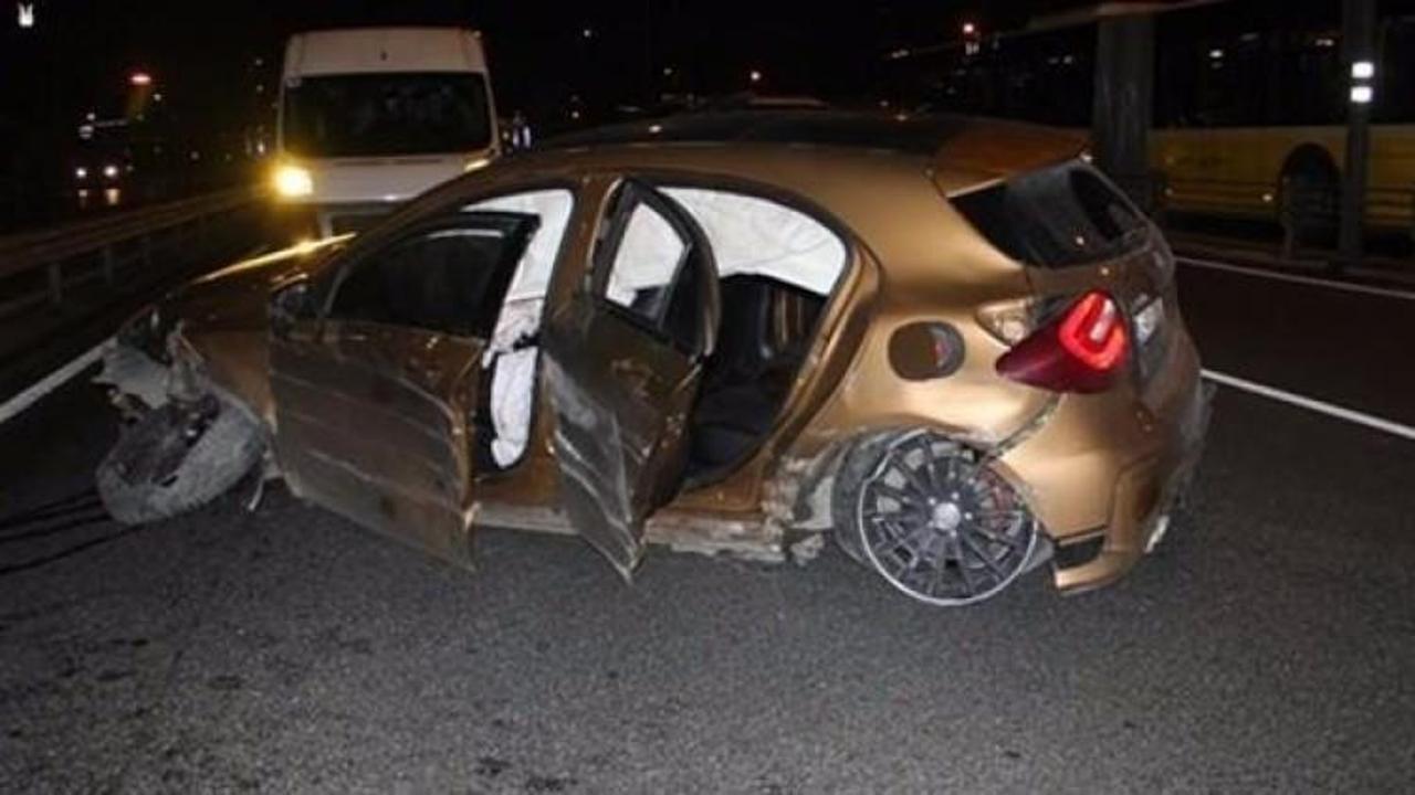 Kaza yaptıkları aracı bırakıp ka&ccedil;tılar