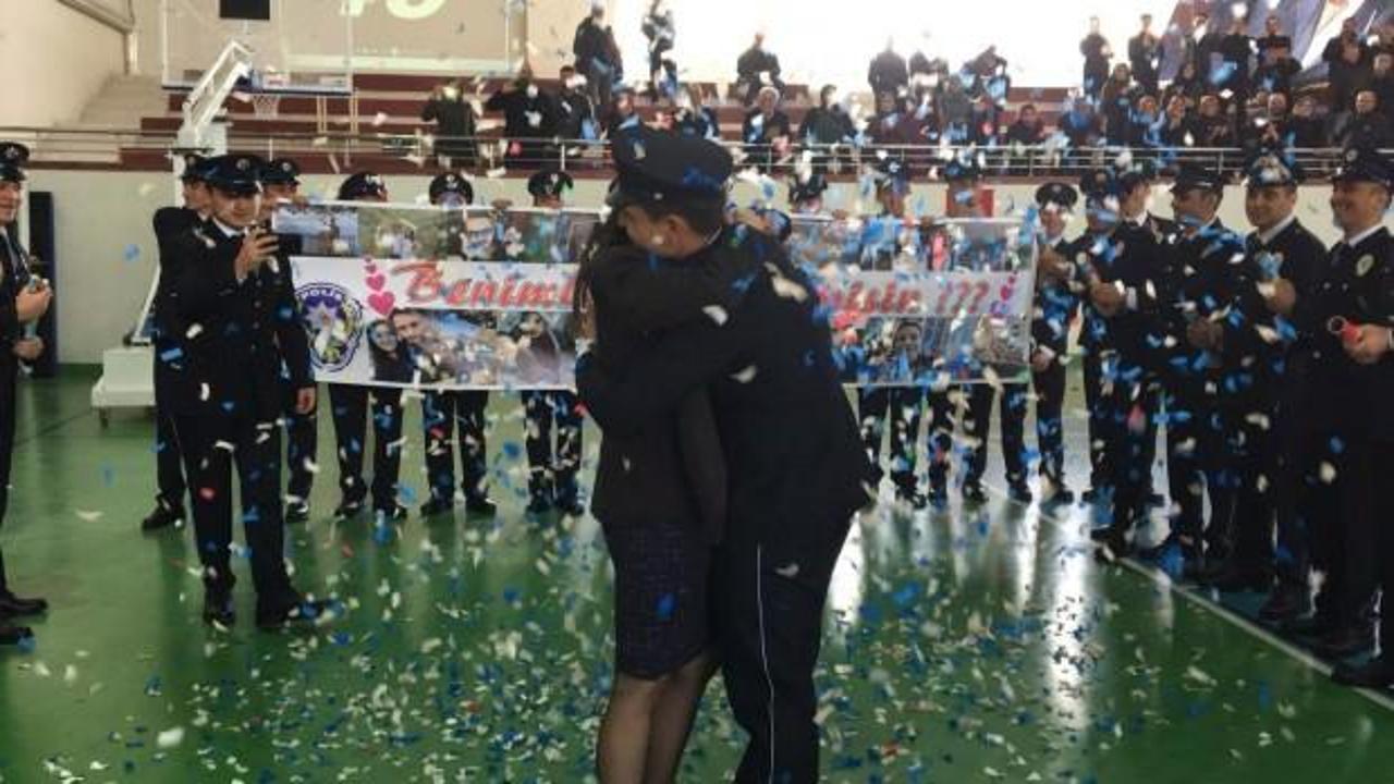 Mezuniyet t&ouml;reninde s&uuml;rpriz evlenme teklifi