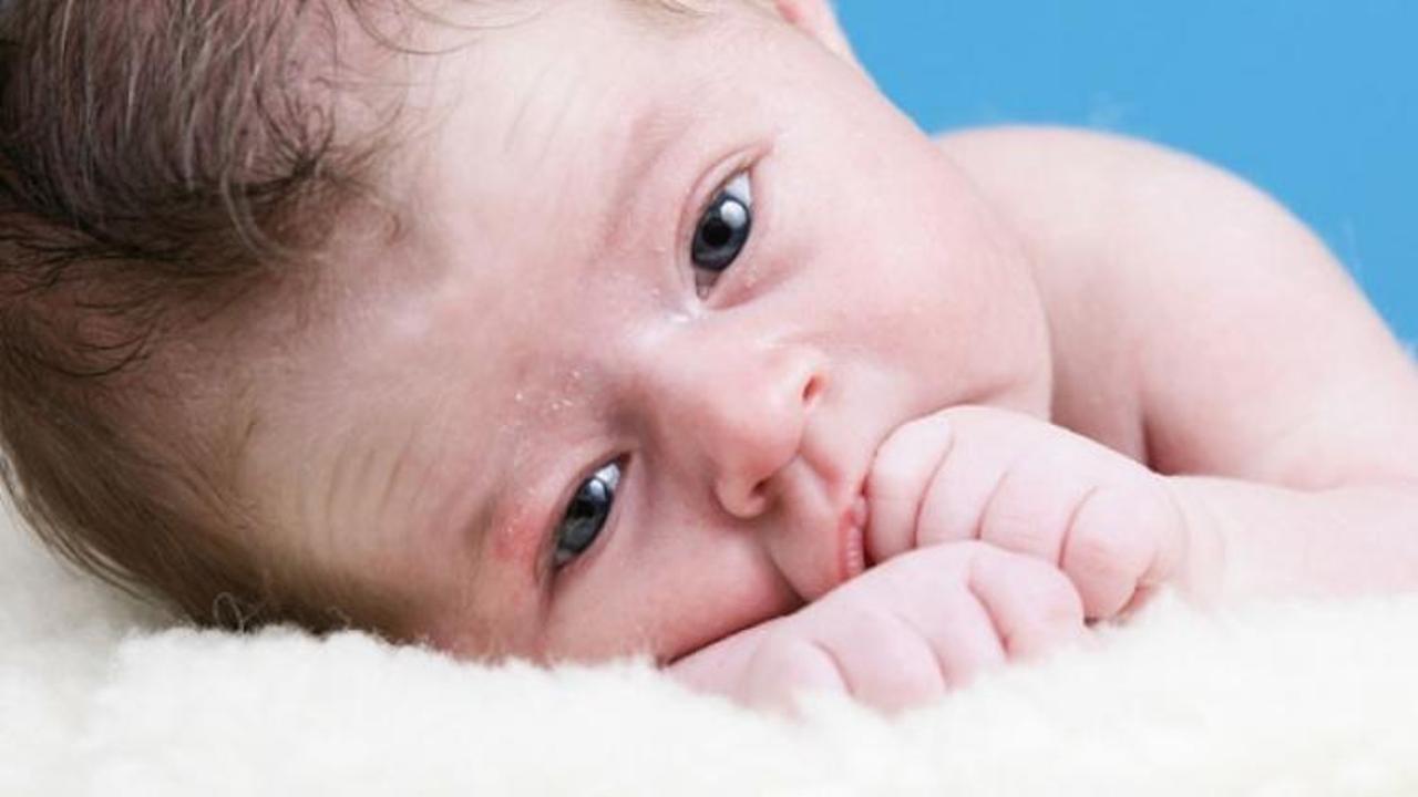 Yeni doğan bebeklere göz bakımı nasıl yapılır?