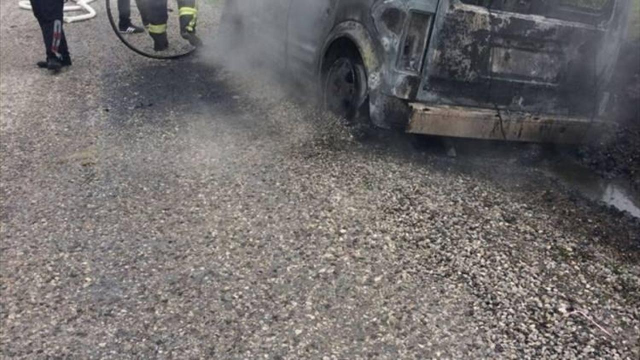 Manisa'da seyir halindeki araçta yangın 