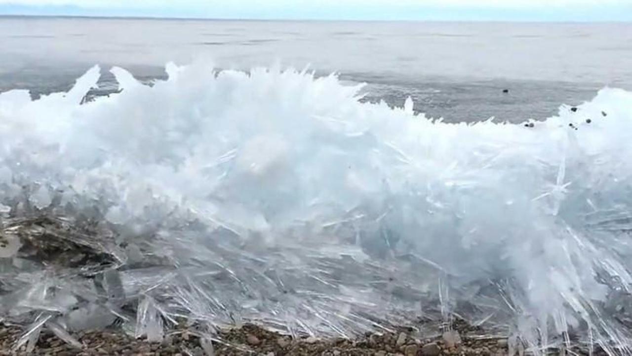 Dünyanın en derin gölünde dalgalar dondu