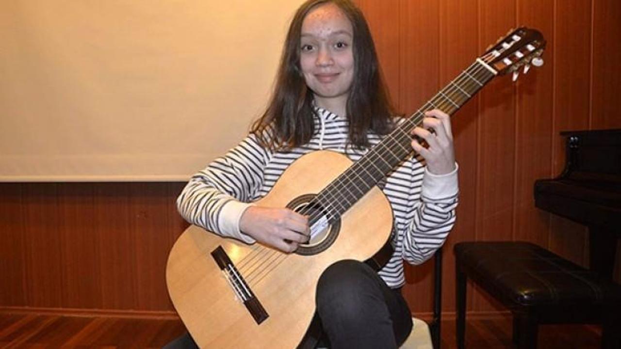 Geleceğin gitaristi! 14 yaşındaki T&uuml;rk kızı...