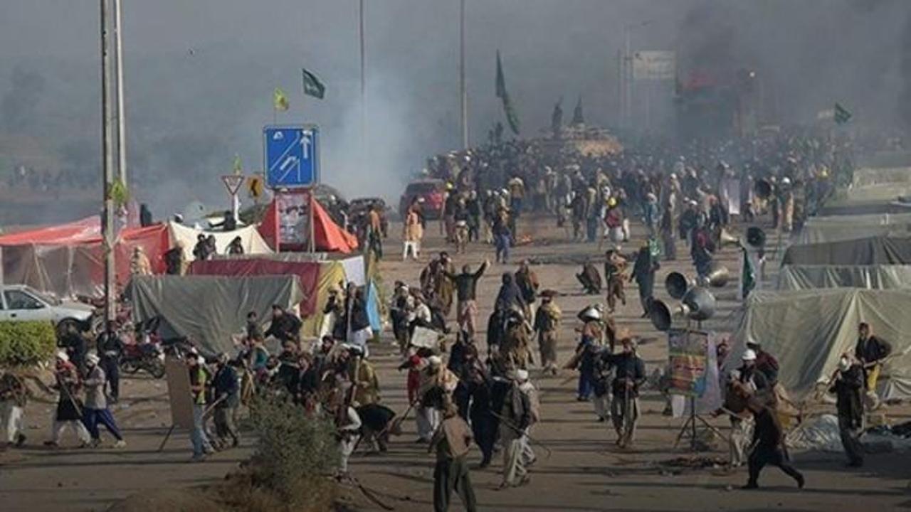 Haberi alan sokağa çıktı! Pakistan karıştı: 2 ölü