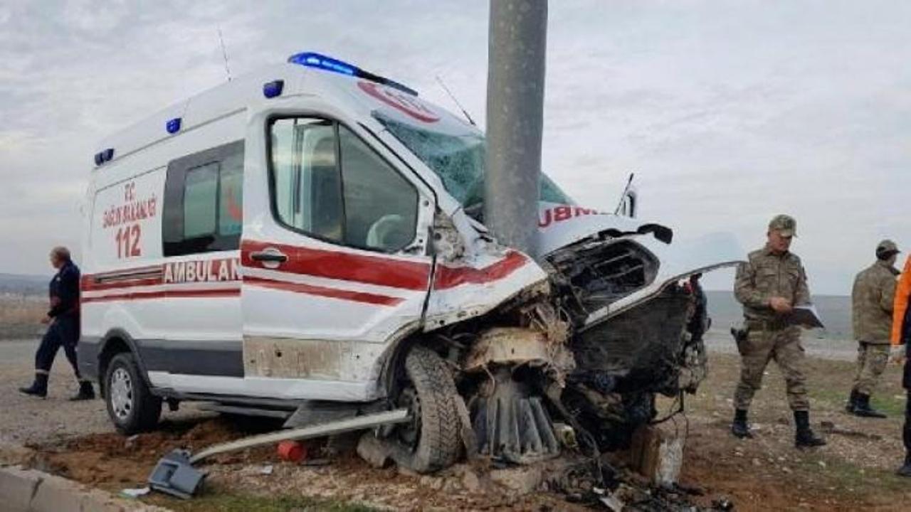 Hasta taşıyan ambulans kaza yaptı: 4 yaralı 