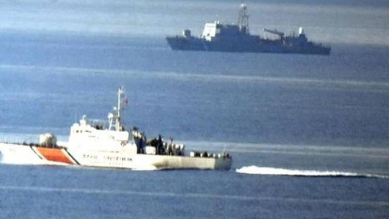 Türk savaş gemileri Kardak'tan ayrılmıyor