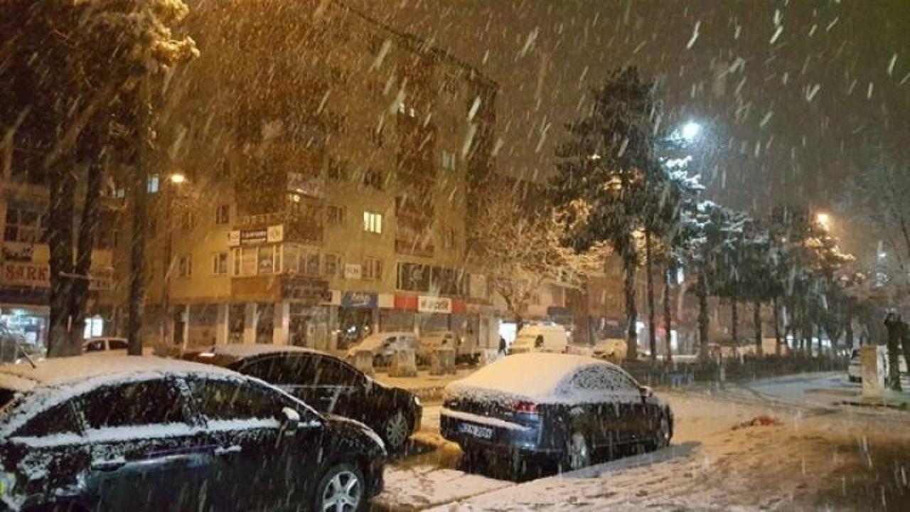 Bitlis'te kar etkisini hissettirmeye başladı