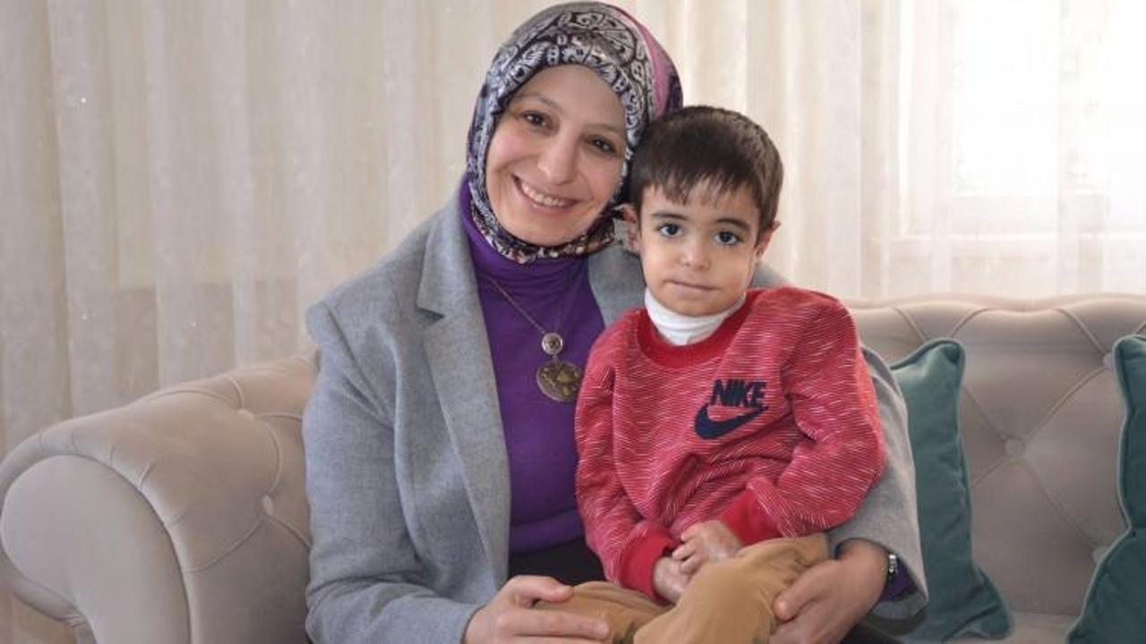 Efe'nin karnesini Milli Eğitim m&uuml;d&uuml;r&uuml; evde verdi!