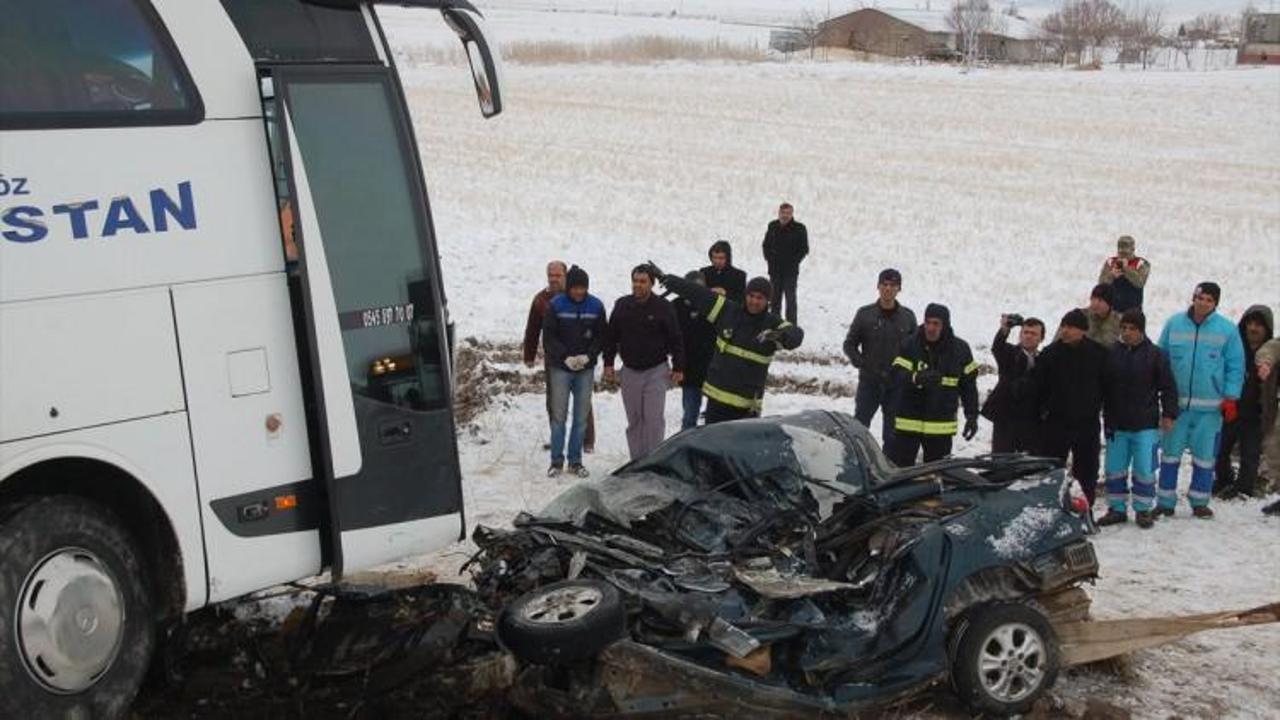 Yolcu otobüsü ile otomobil çarpıştı: 1 ölü, 2 yaralı