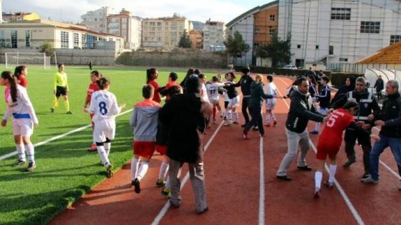Kadın futbol maçında kavga! Maç tatil edildi