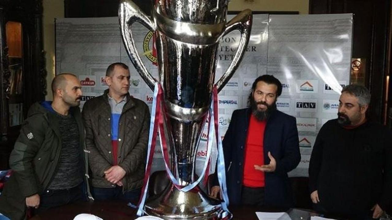 Trabzonsporlu taraftarlar 'şike anıtı'nı tanıttı
