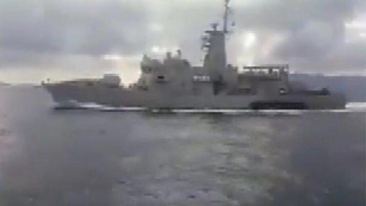 Yunan h&uuml;cum botu Kardak'ta T&uuml;rk botuna &ccedil;arptı