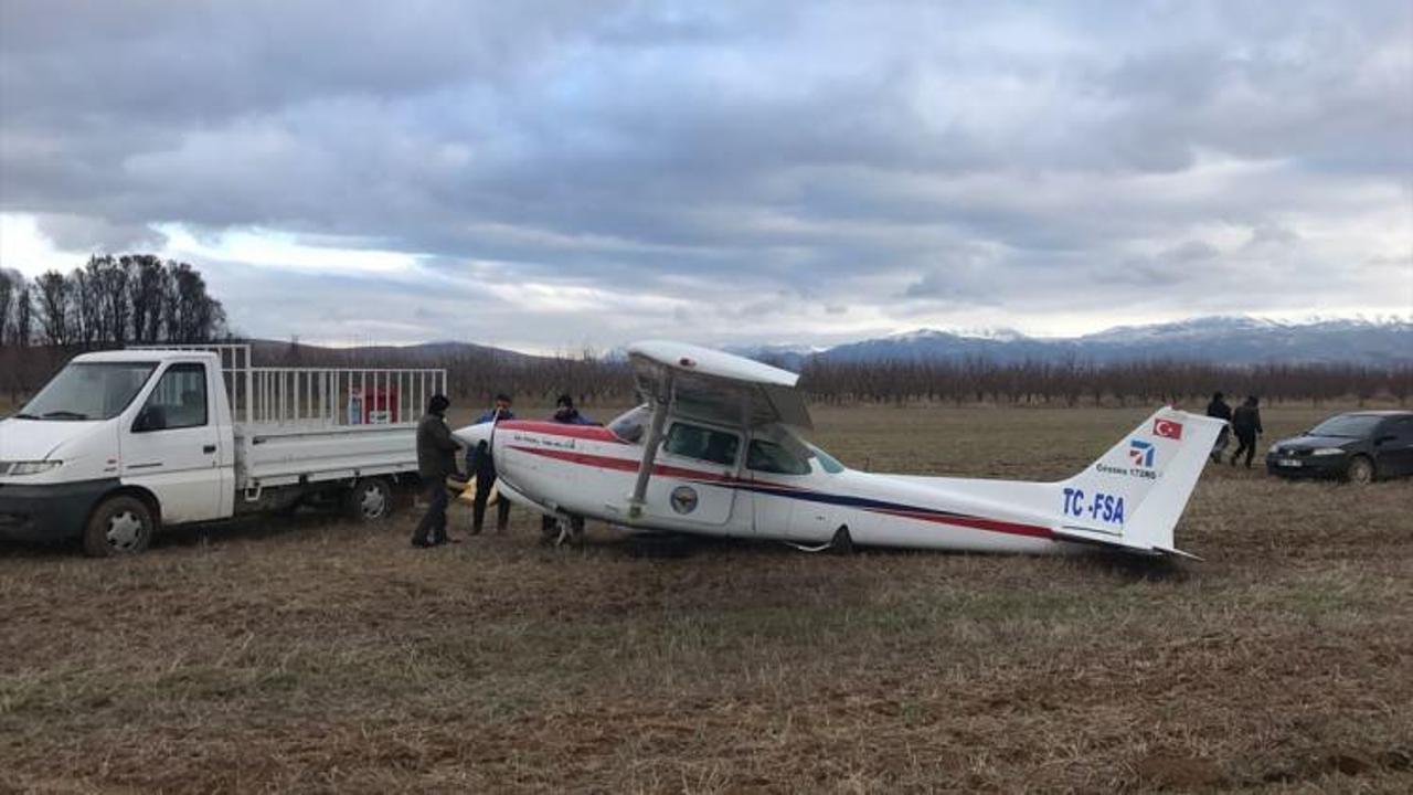 Arızalanan eğitim uçağı karayoluna indi
