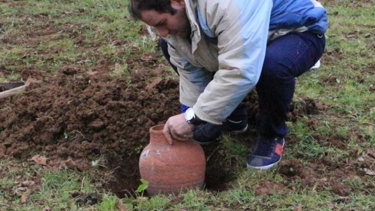 10 yıl boyunca biriktirdi, k&uuml;pe koyup g&ouml;md&uuml;