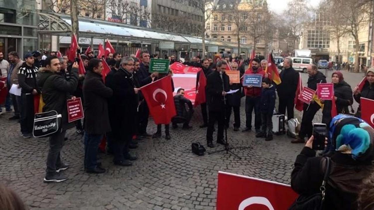 Almanya'da Bonn'lu Türklerden destek gösterisi