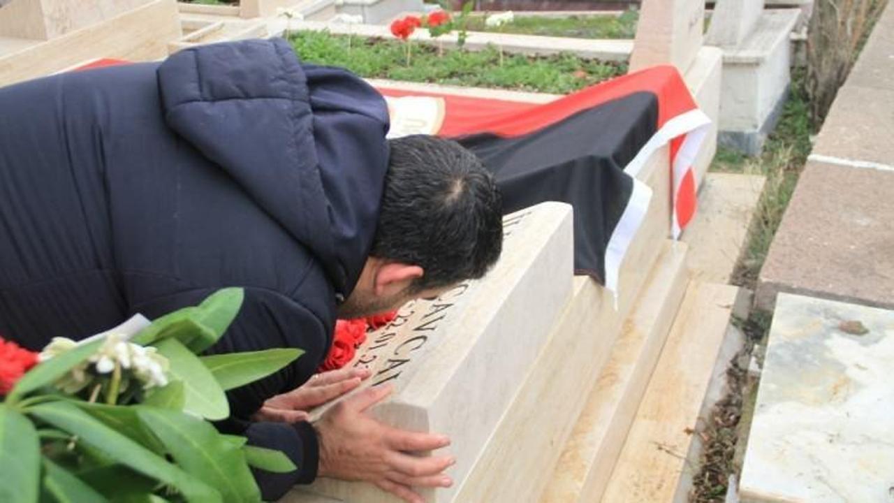 Ümit Özat İlhan Cavcav’ın mezarını öptü