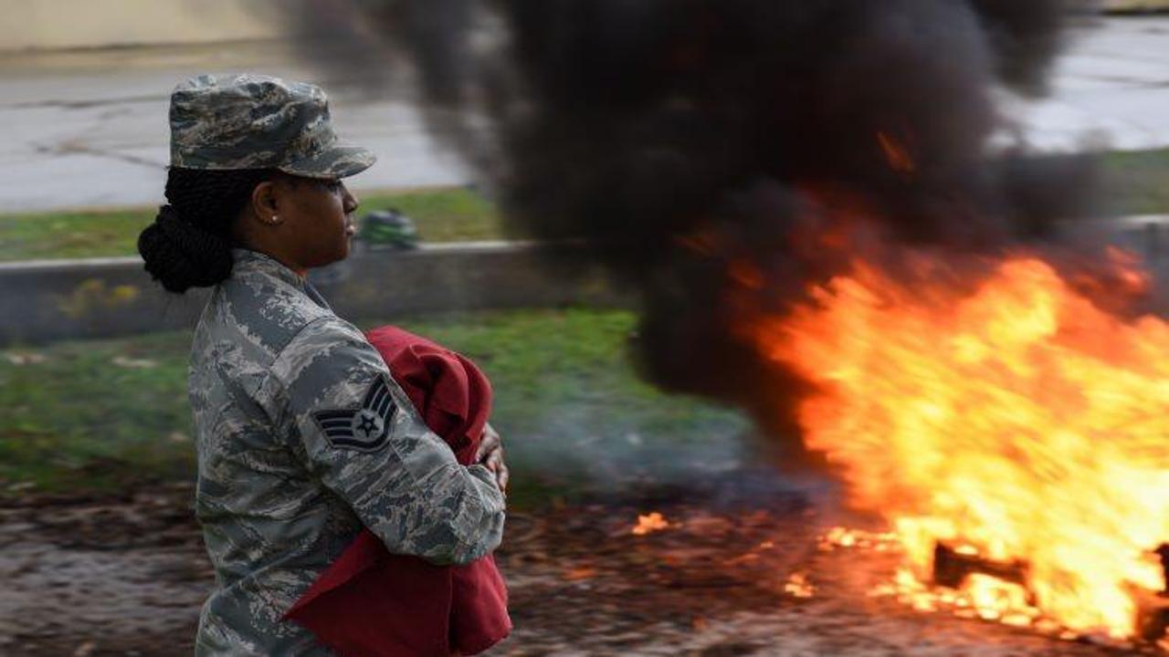 ABD askeri İncirlik'te bayrak yaktı!