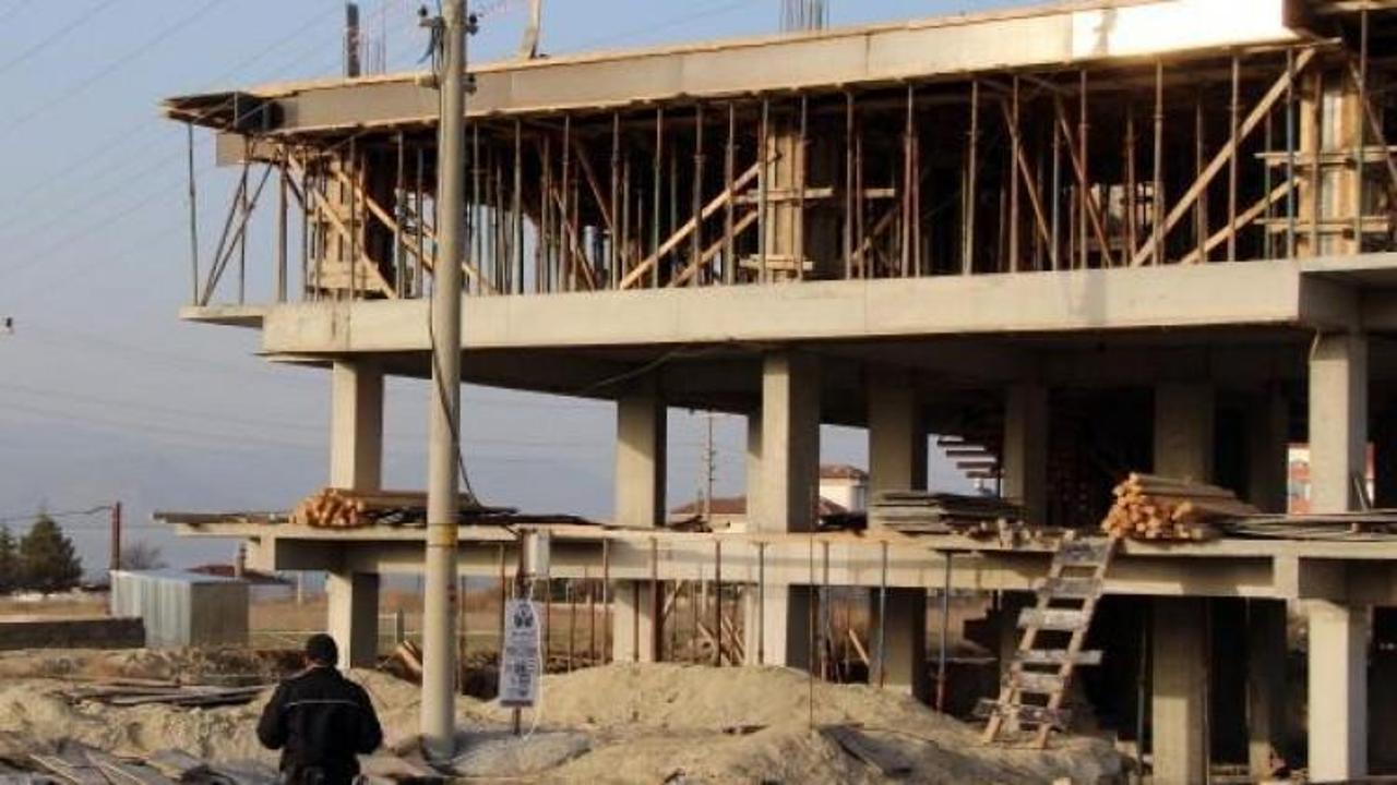 Elektrik teline temas eden inşaat iş&ccedil;isi &ouml;ld&uuml;