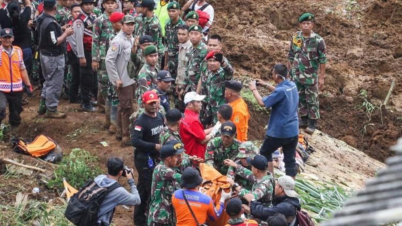 Endonezya'da toprak kayması can aldı