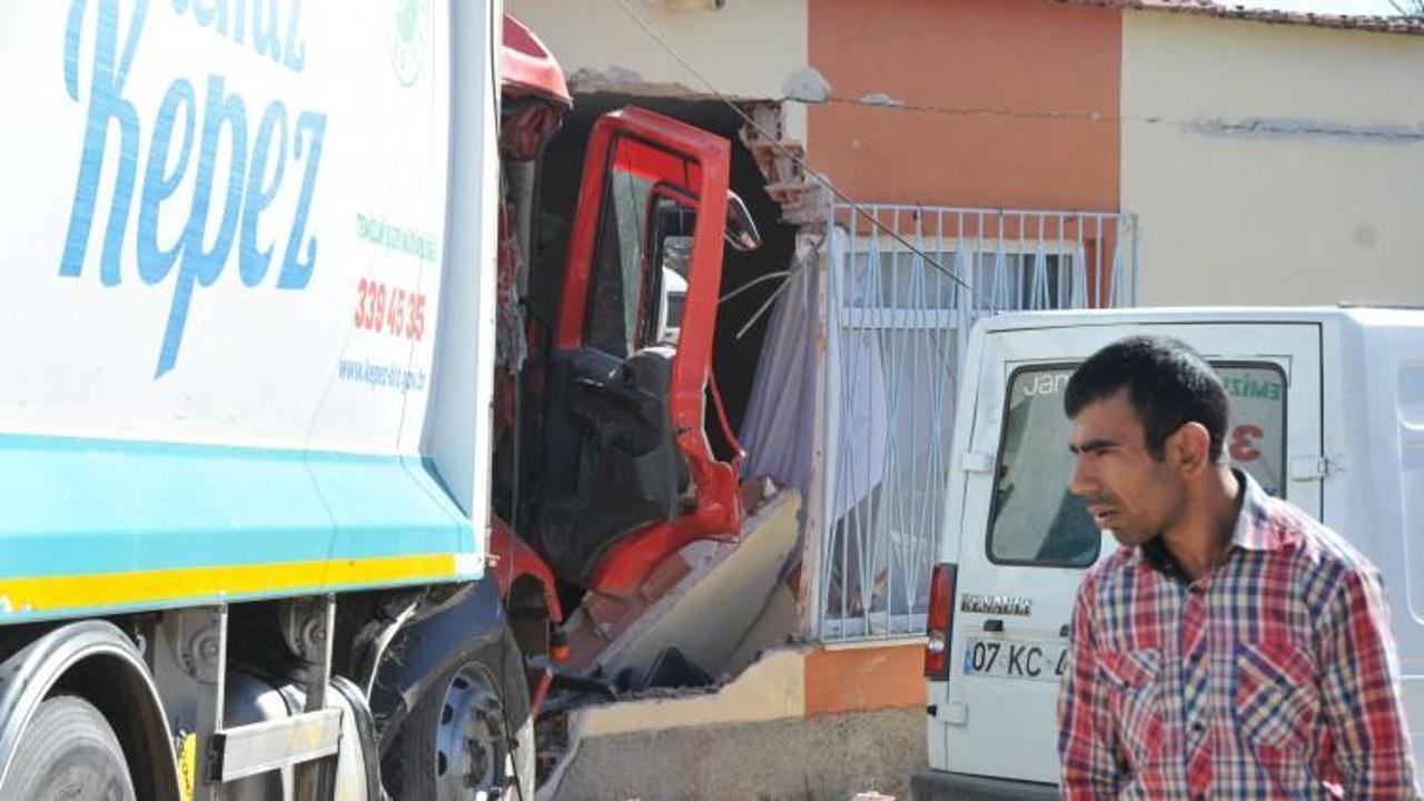 Evin salonuna kamyon girdi!