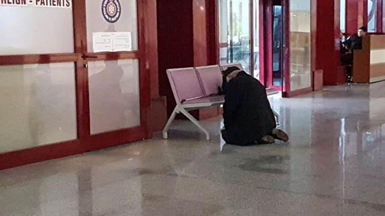 Namaz saati ka&ccedil;masın diye! Hastane bankında...