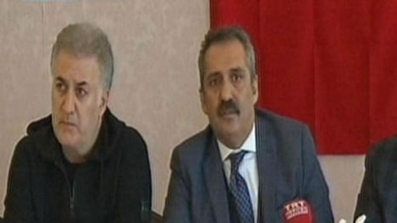  Sanat&ccedil;ılar Mehmet&ccedil;ik'e destek i&ccedil;in sınırda
