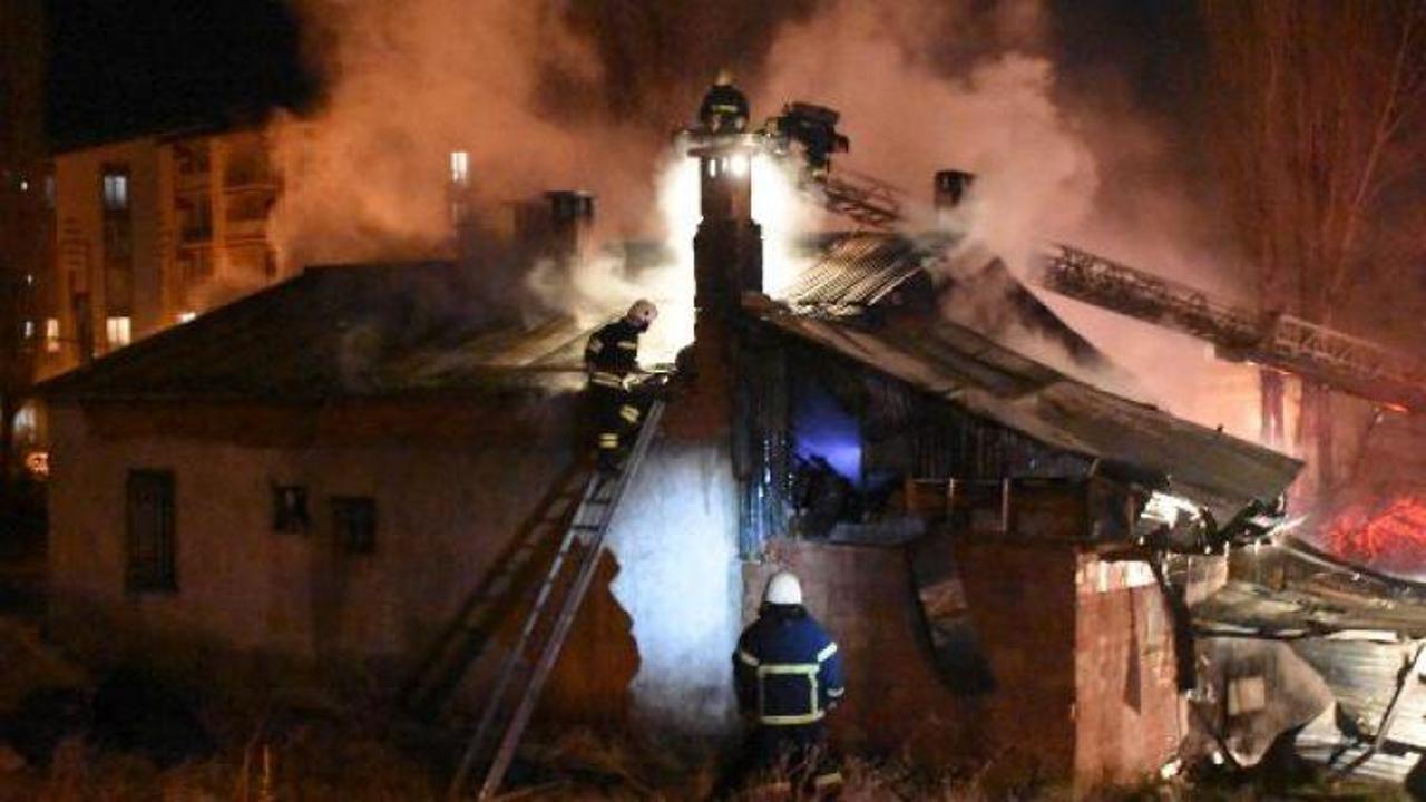 Sivas'ta tek katlı ev yangında kül oldu