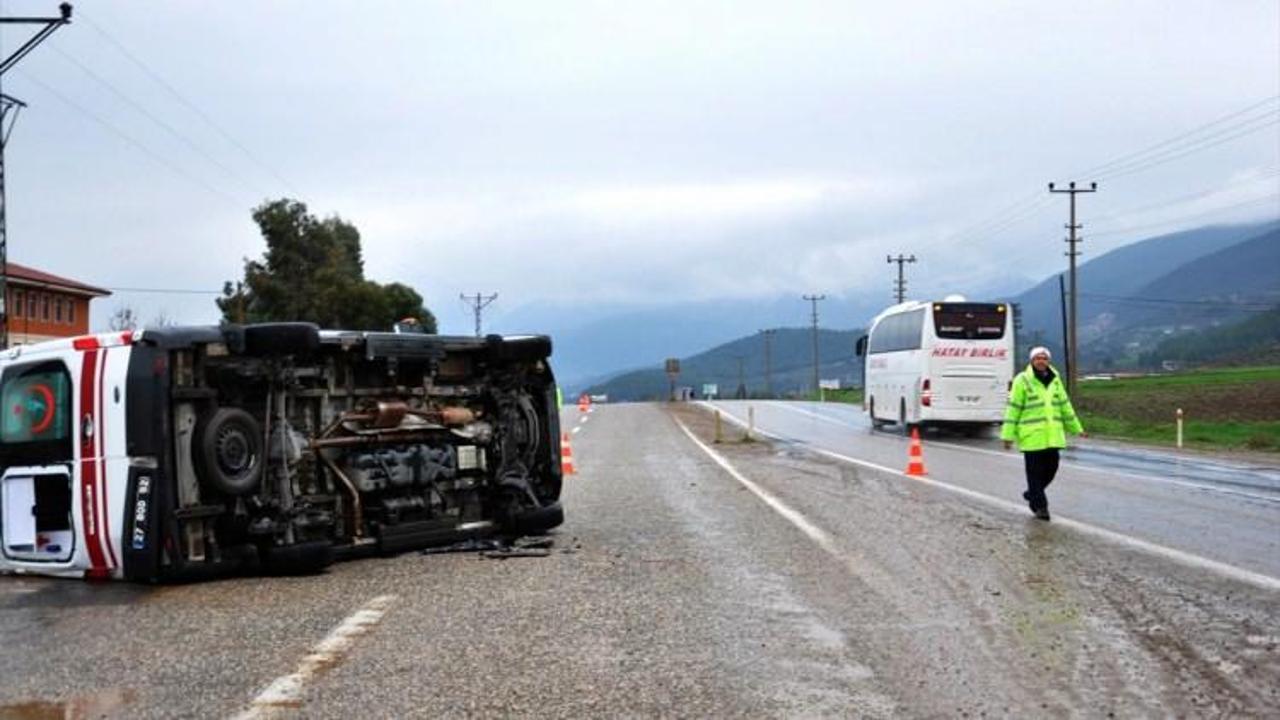 Gaziantep'te ambulans devrildi: 1 yaralı