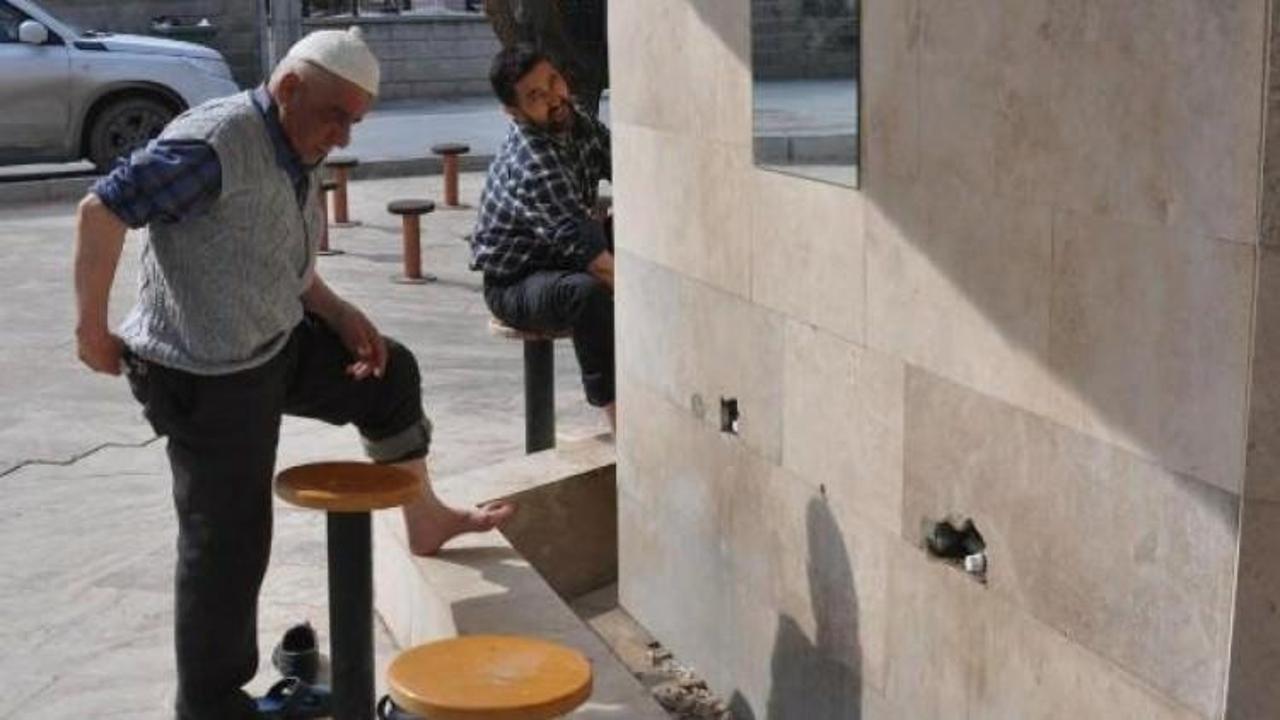 Abdest almak i&ccedil;in hazırlanıyordu! Vicdansızlar...