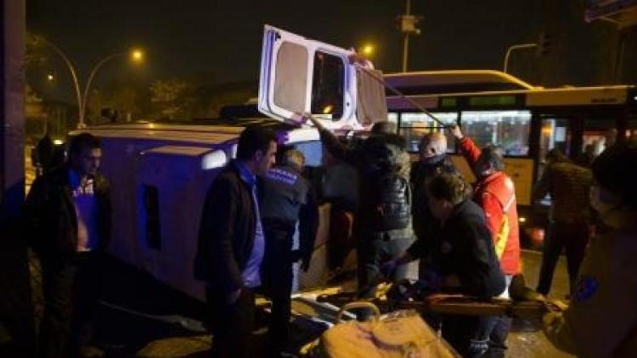 Başkentte otomobil servis aracına &ccedil;arptı