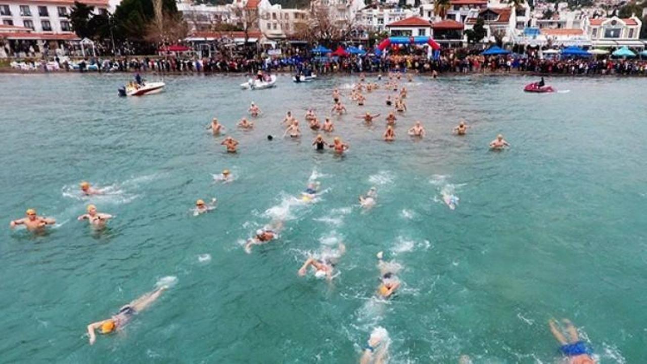 Kış ortasında 500 kişi yüzdü!