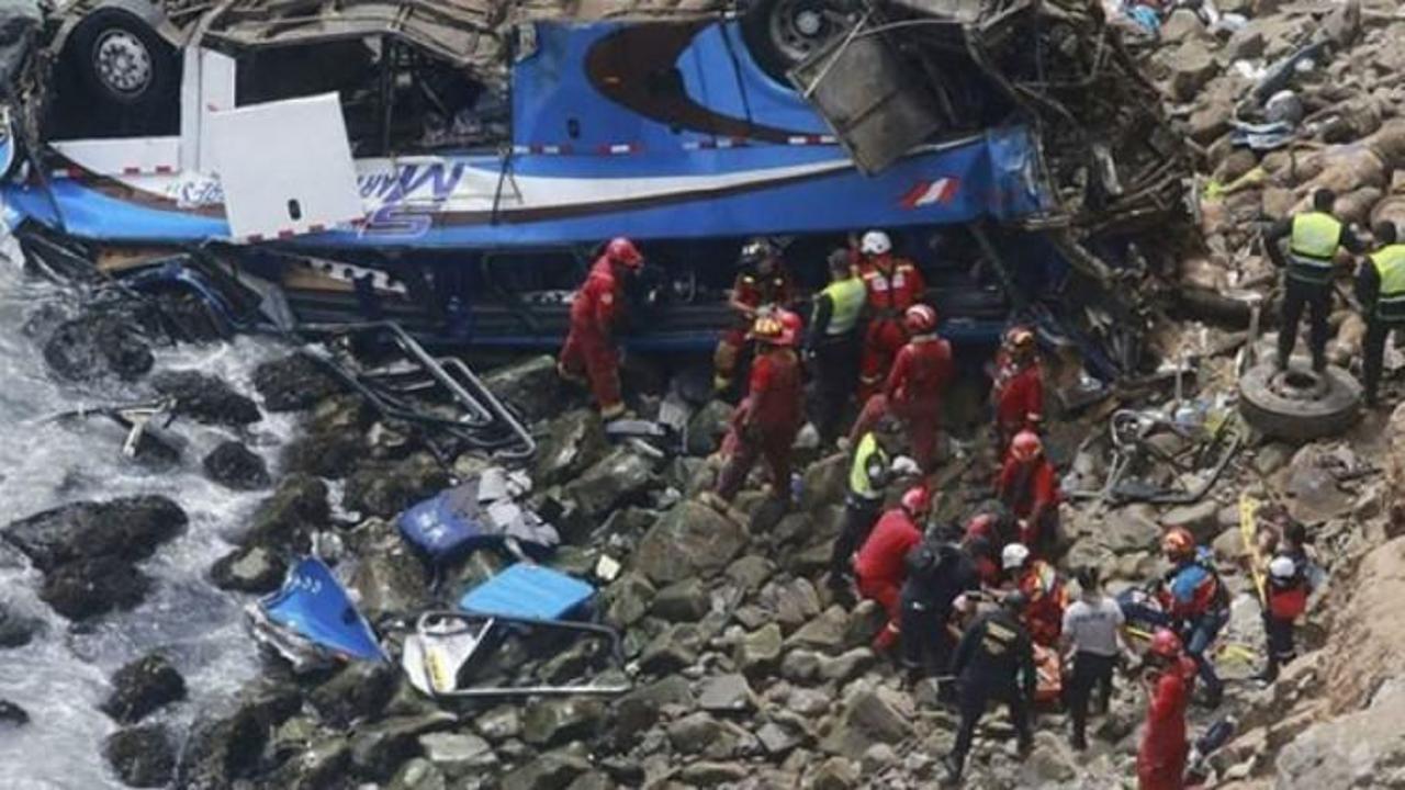 Peru'da otobüs kazası:Onlarca ölü var