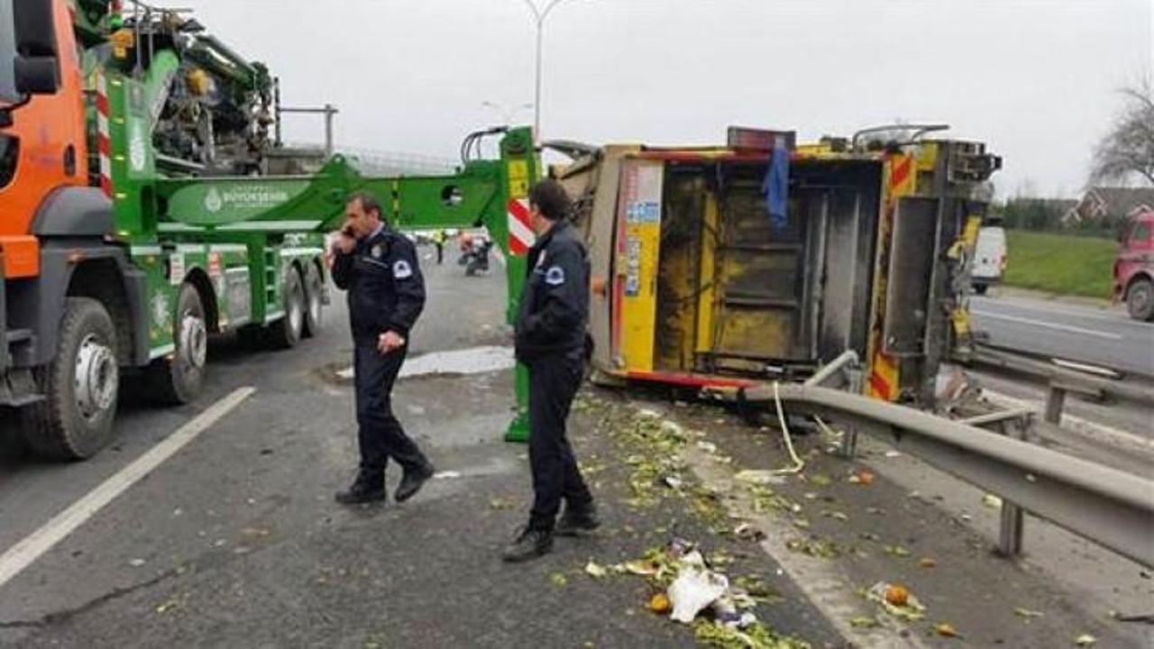 TEM'de &ccedil;&ouml;p kamyonu devrildi! Yaralılar var