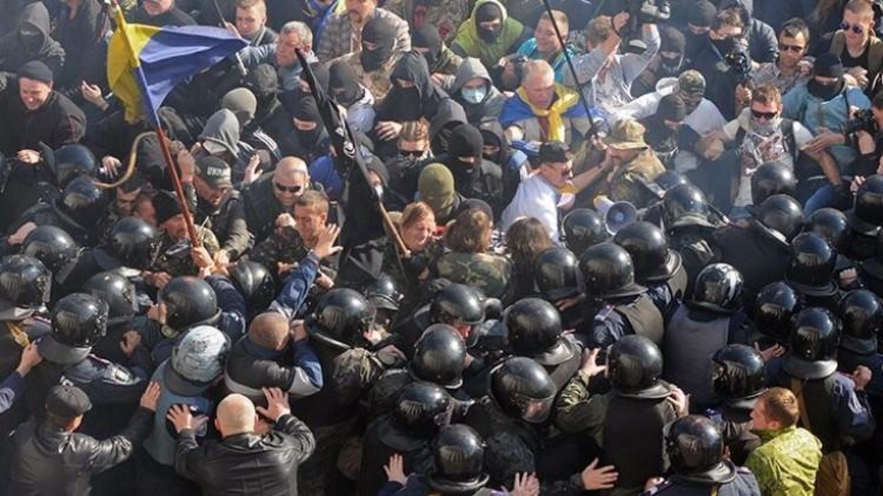 Kiev parlamento binası önünde gergin dakikalar