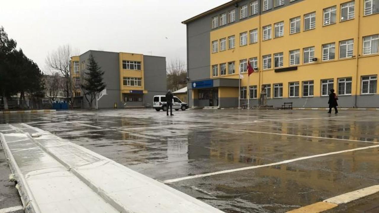 Kız &ouml;ğrenciyi &ouml;l&uuml;mden sırtındaki &ccedil;antası kurtardı