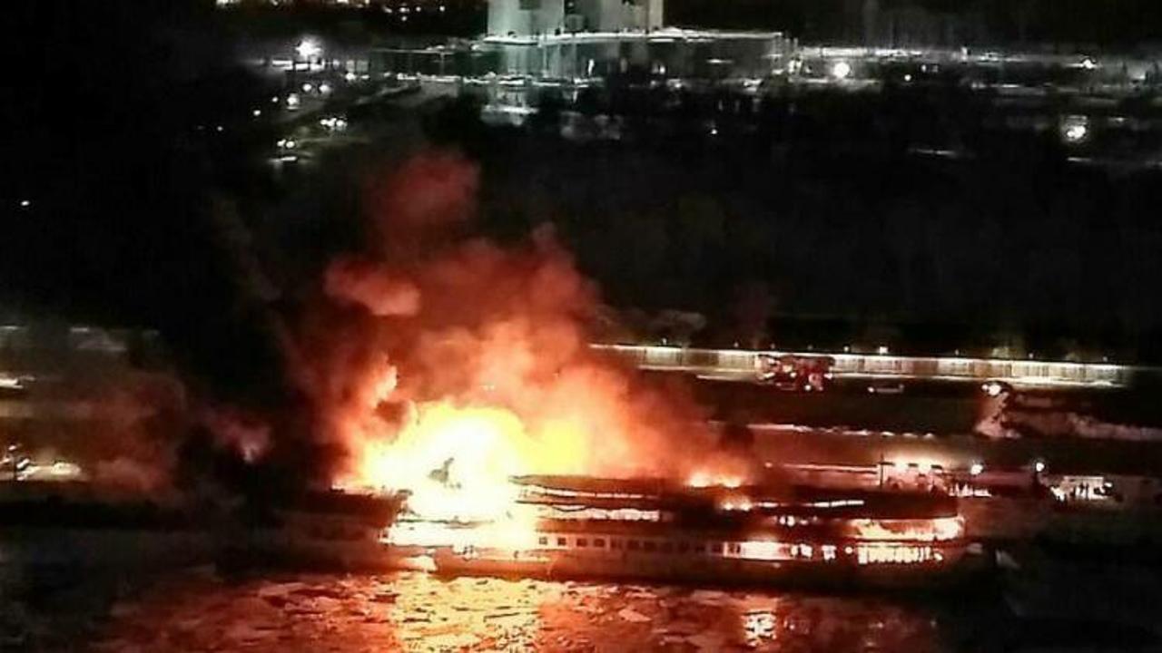 Rusya'da dev gemi alev alev yanıyor