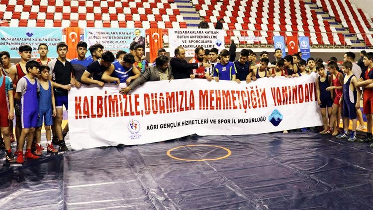 Türk ve İranlı güreşçilerden Mehmetçik'e destek