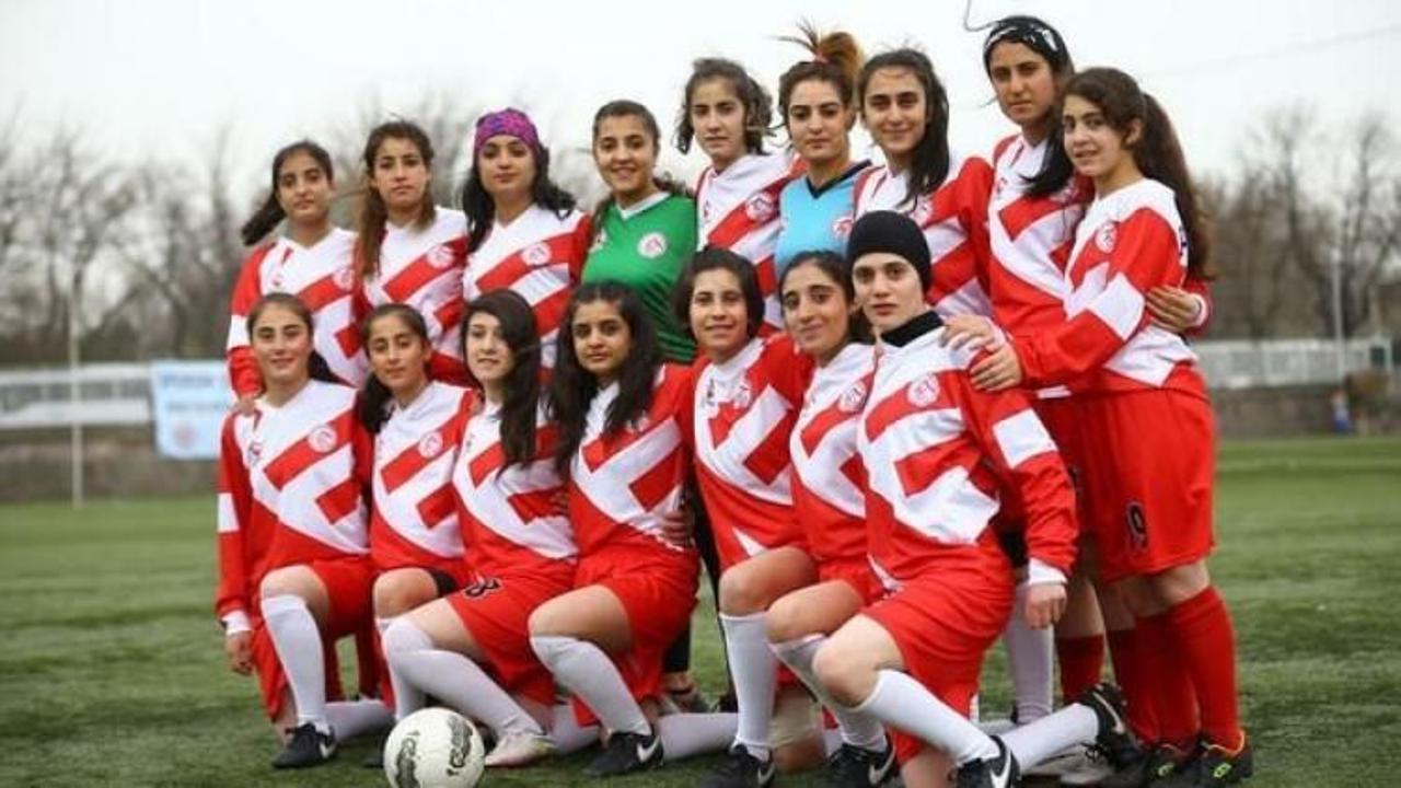 Kızlar tabuları yıktı, sahanın yıldızı oldu