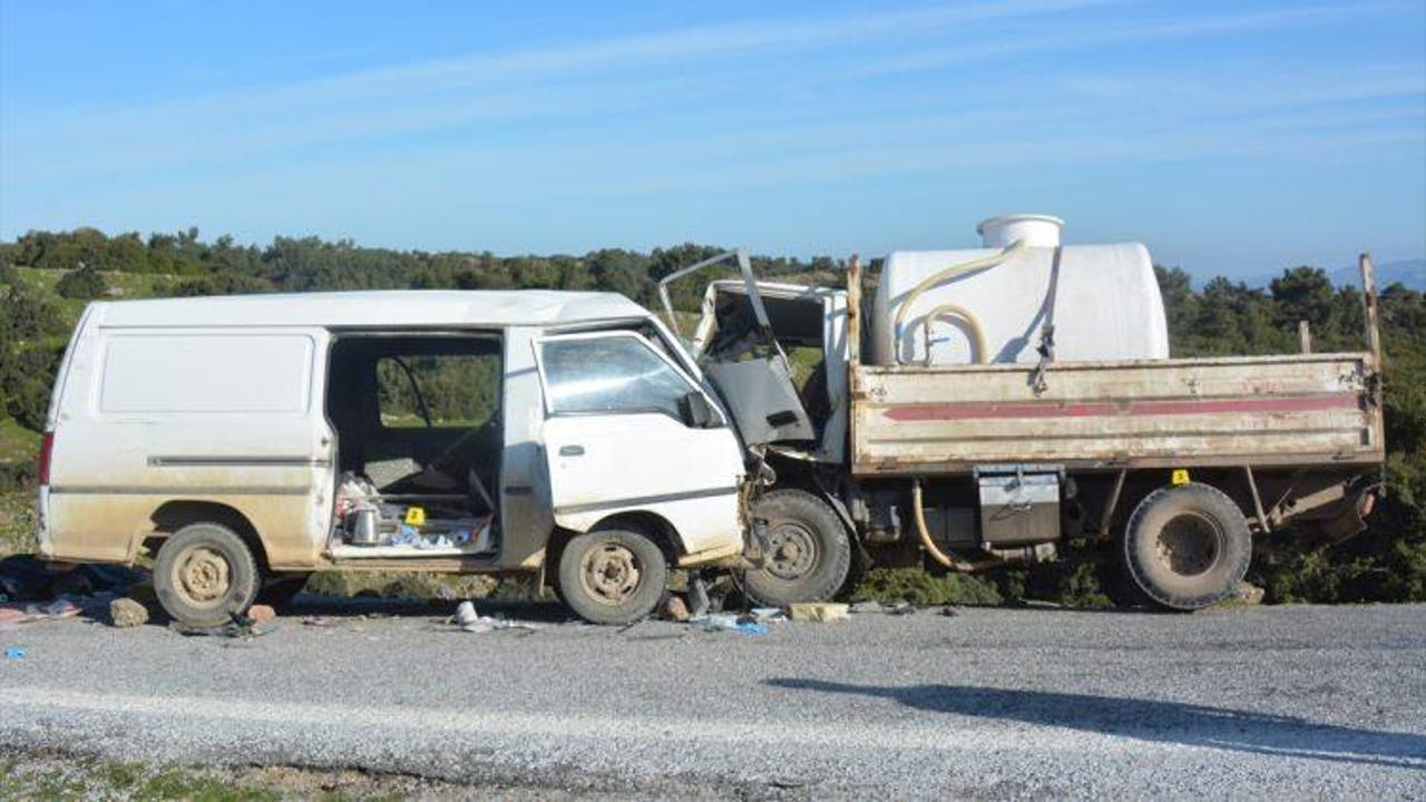Çanakkale'de işçi servisiyle kamyon çarpıştı: 1 ölü, 9 yaralı