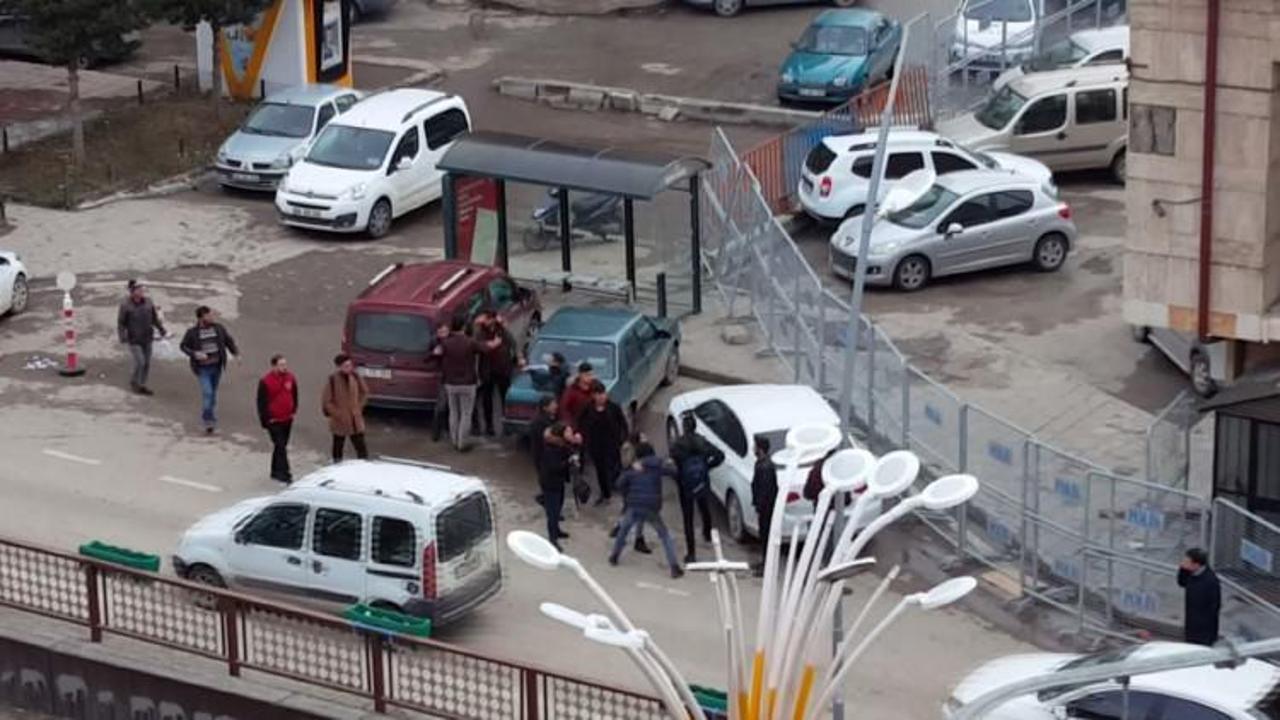 Erzurum&rsquo;da erkeklerin kavgasını kızlar ayırdı