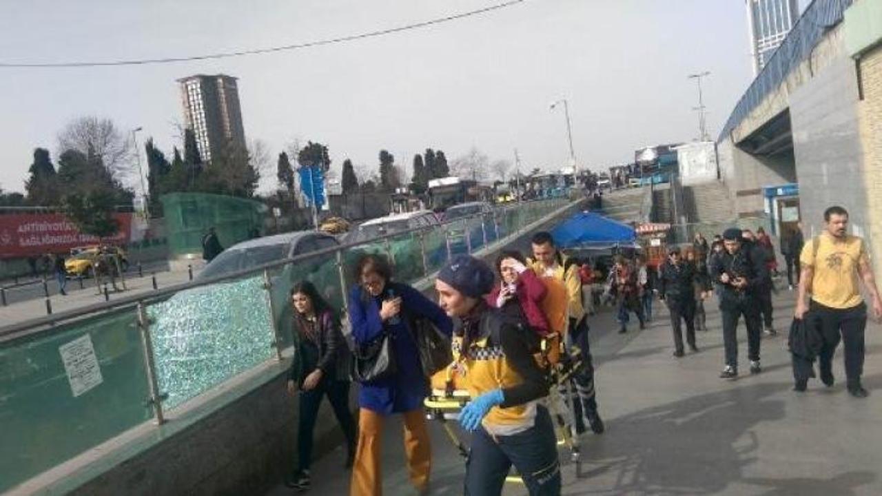 Mecidiyeköy'de metrobüs yolcuya çarptı!