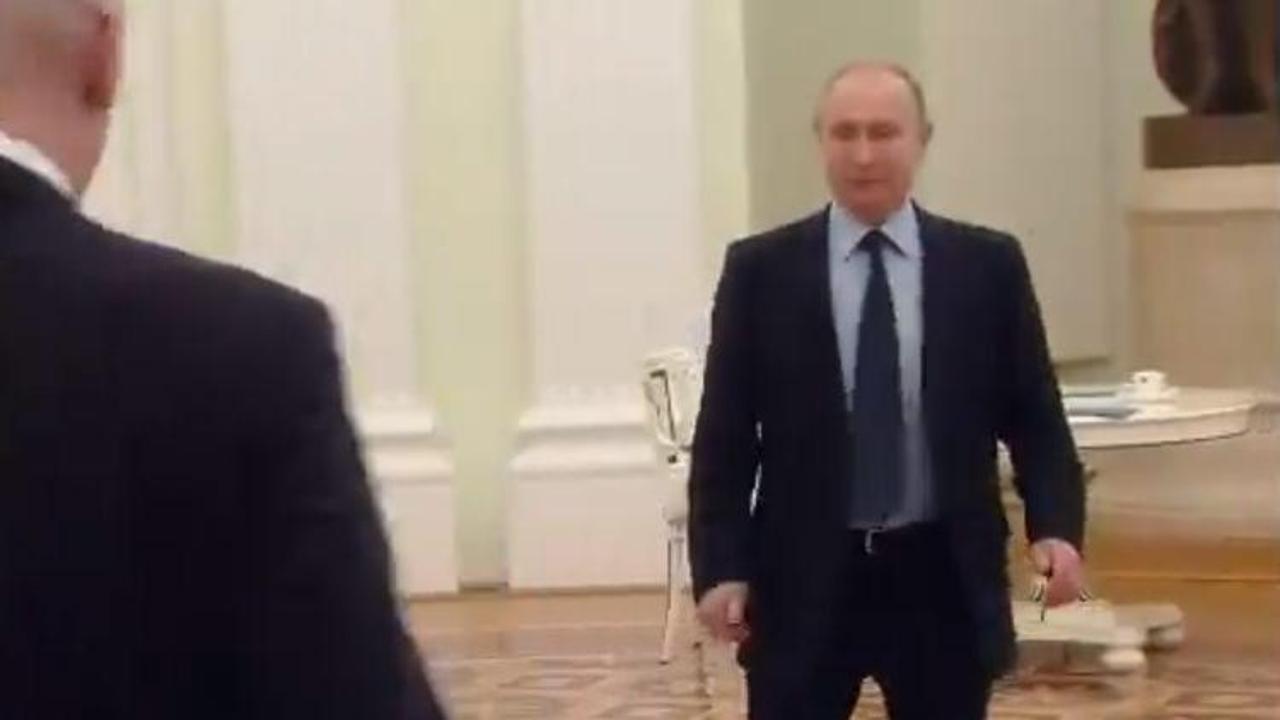 Putin'in o anları! Sarayın ortasında...