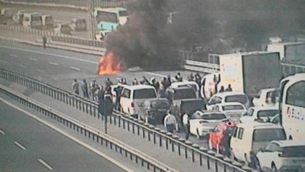 TEM Otoyolu'nda ara&ccedil; yangını: Trafiğe kapandı!