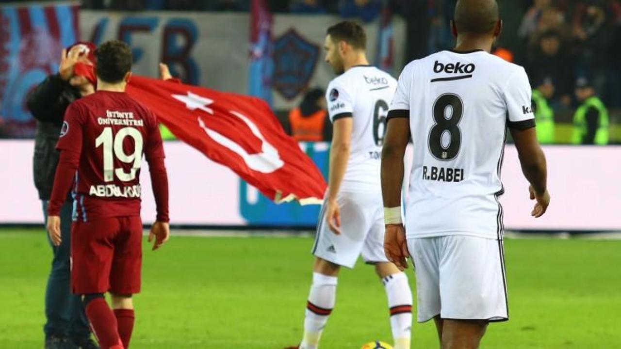 Dev maçta Türk Bayrağı açarak secde etti