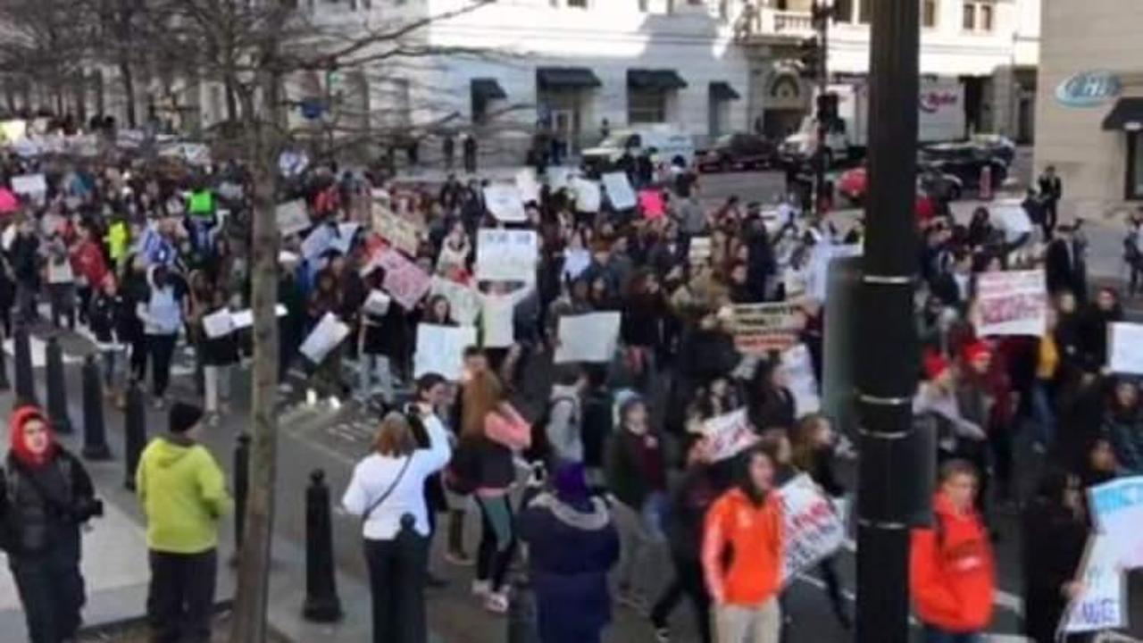 ABD’de öğrenciler silah yasasını protesto etti
