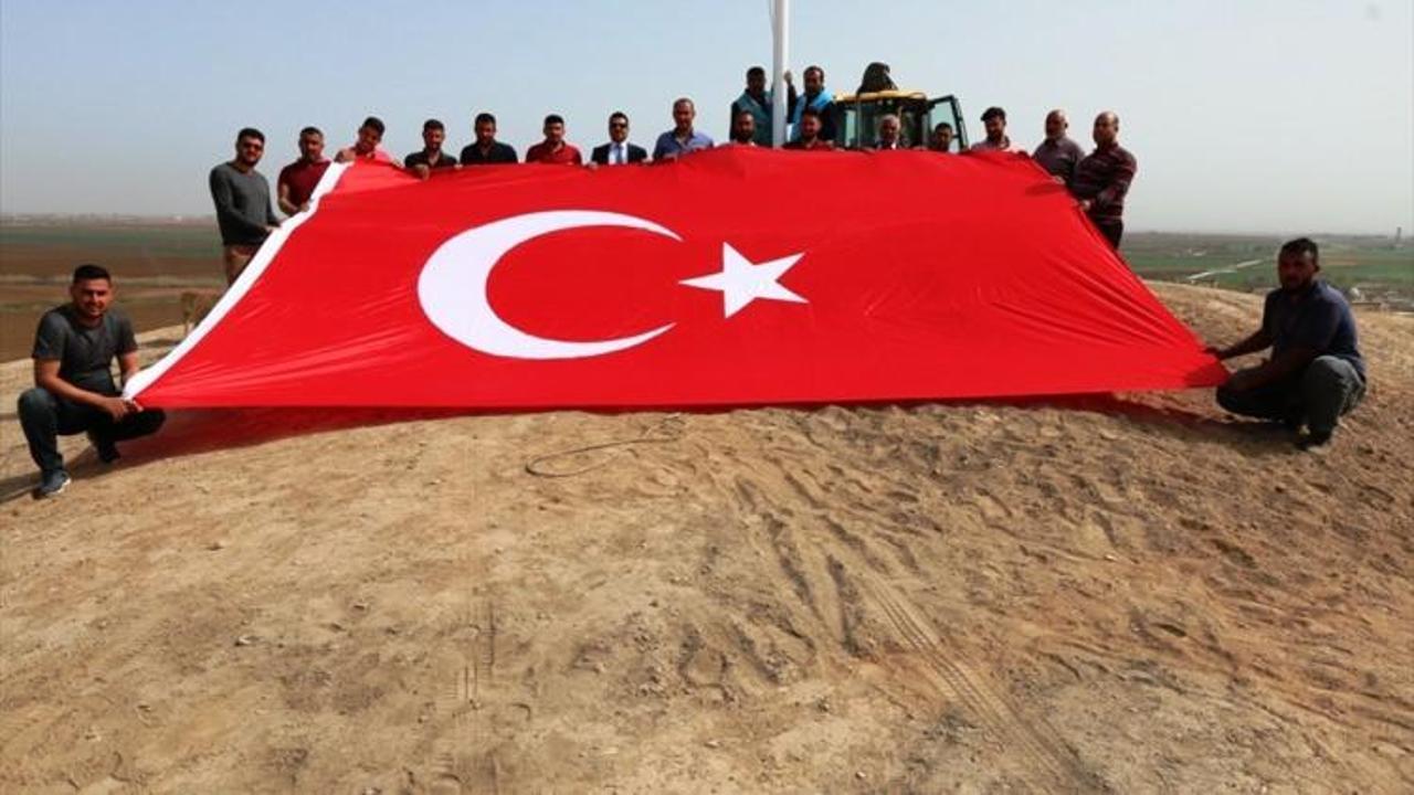 Suriye sınırına dev Türk bayrakları